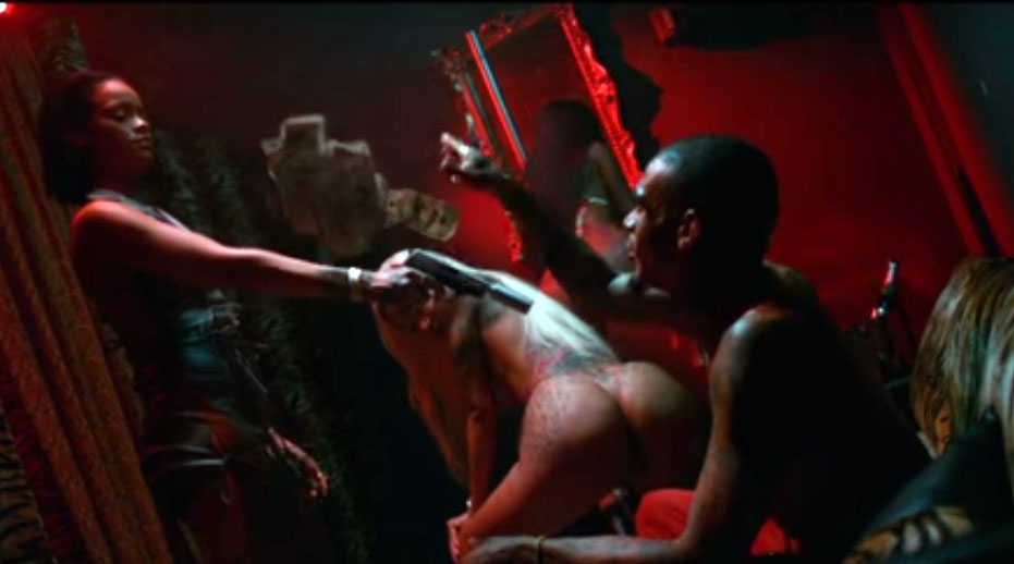Rihanna lança clipe para maiores com sensualidade e armas