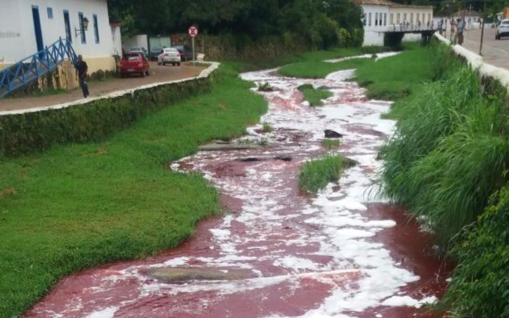 Secretaria do Meio Ambiente investiga se sangue derramado no Rio Vermelho saiu de frigorífico da JBS