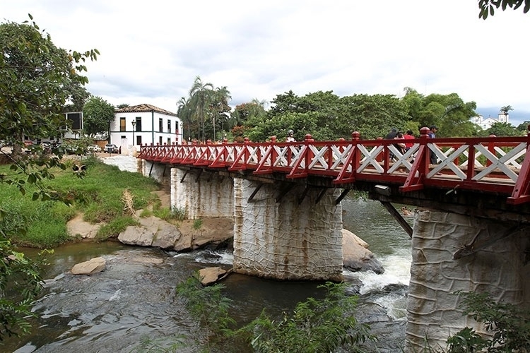 Rio transborda e bairros de Pirenópolis ficam alagados