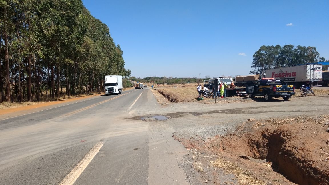 Colisão entre motocicleta e veículo deixa idoso gravemente ferido