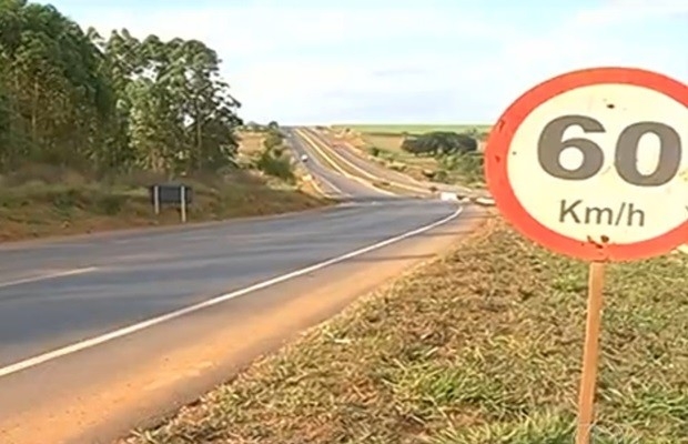 Motorista atropela duas pessoas na BR-060 e foge sem prestar socorro