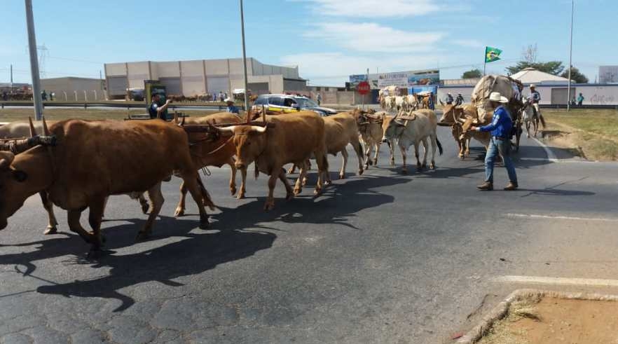 Comitivas de romeiros atravessam rodovias federais goianas com apoio da PRF