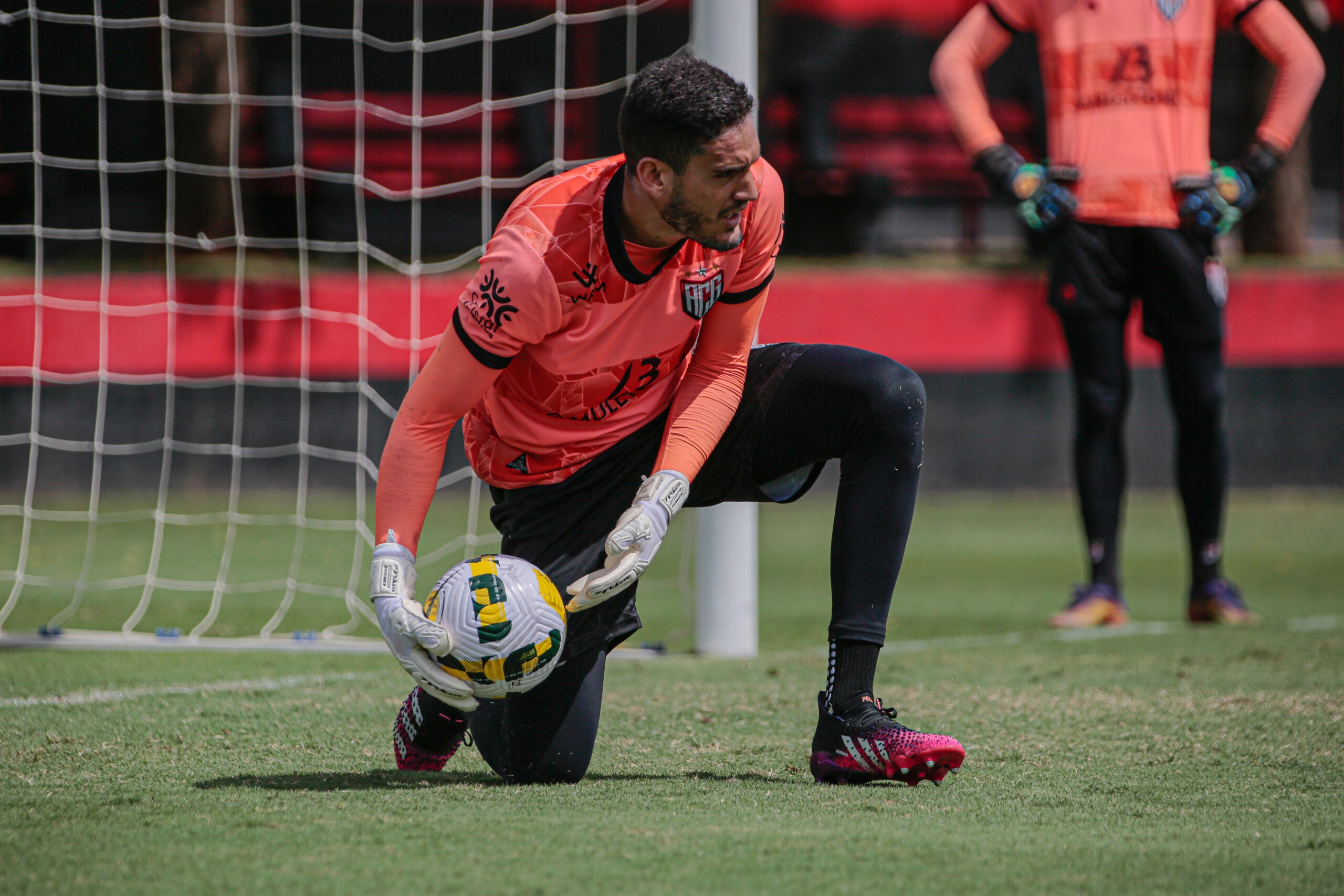 Após derrota para o Goiás, goleiro do Atlético Goianiense diz que não deve ficar ‘se remoendo’