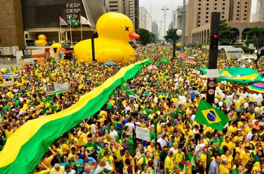 Movimentos apartidários buscam substituir política tradicional
