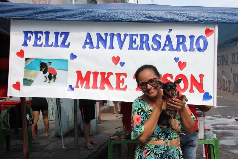 Cachorro de Manaus ganha festa com direito a rua fechada e churrasco
