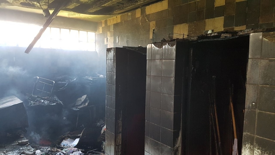 Criminosos invadem escola municipal e ateiam fogo em sala de depósito