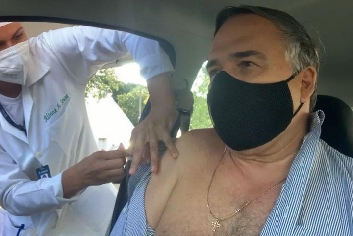 Presidente da Fieg recebe primeira dose de vacina e defende compra por empresas