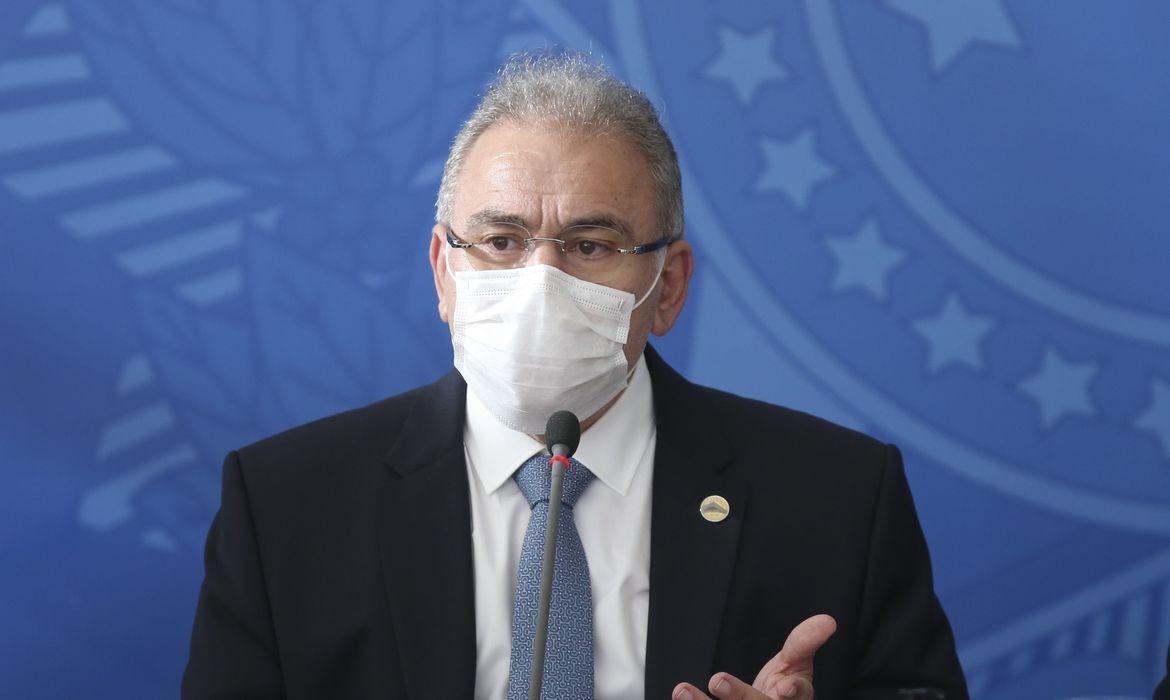 Com Cloroquina a tira colo, ministro anuncia novo protocolo para tratamento da Covid-19