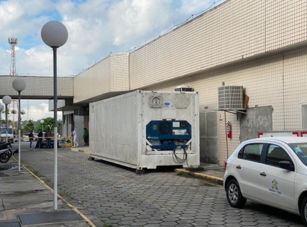 Hospital de Manaus recebe câmara frigorífica para mortos por Covid-19