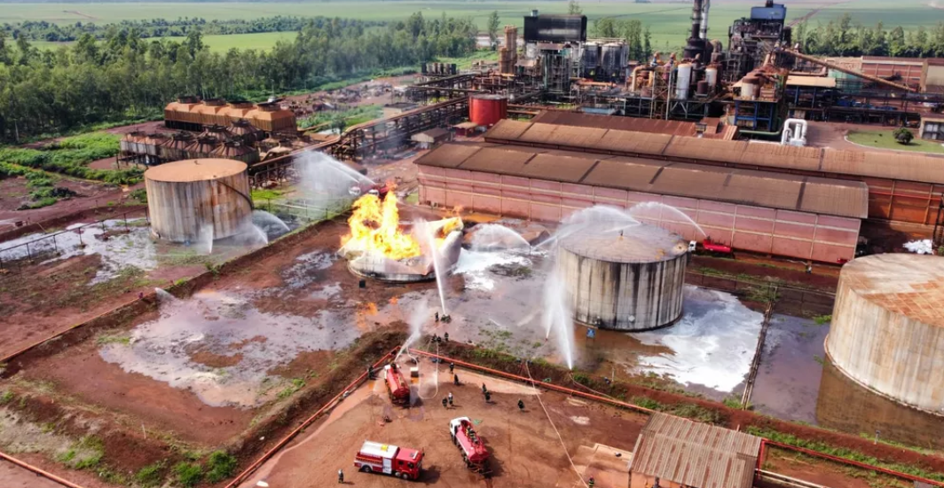 Reservatório de etanol explode e é consumido por fogo, em MS