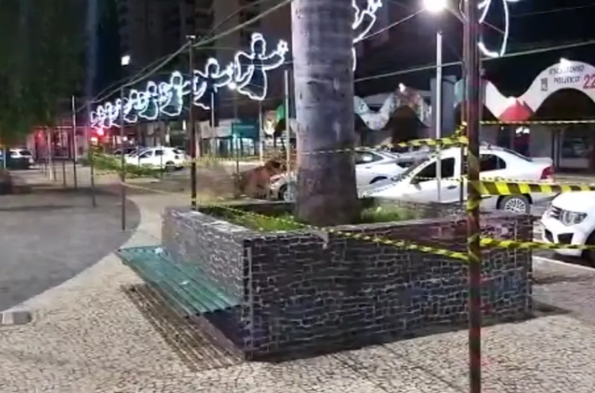Criança recebe descarga elétrica fatal ao visitar praça com decoração natalina, em Caldas Novas