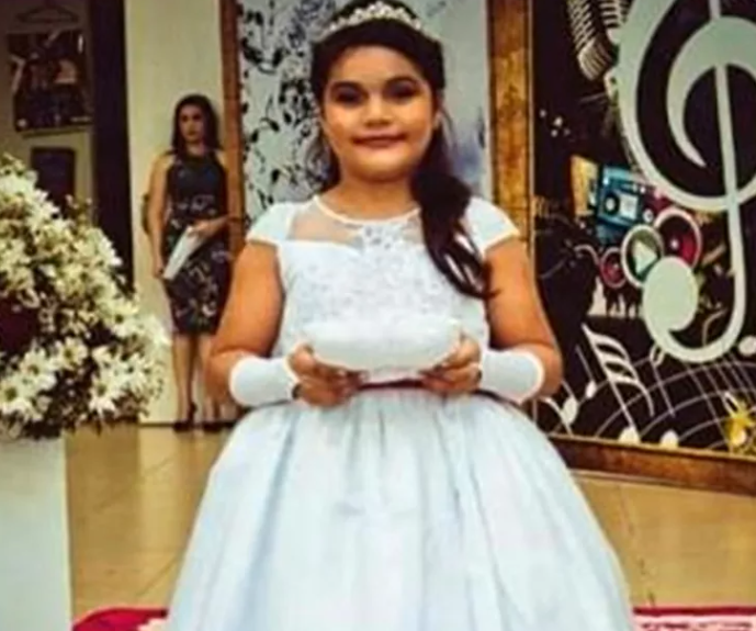 Menina que sofreu acidente após subir em vaso sanitário que se quebrou, recebe alta hospitalar