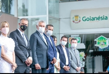 Caiado anuncia inauguração de políclinica de Goianésia em solenidade de posse