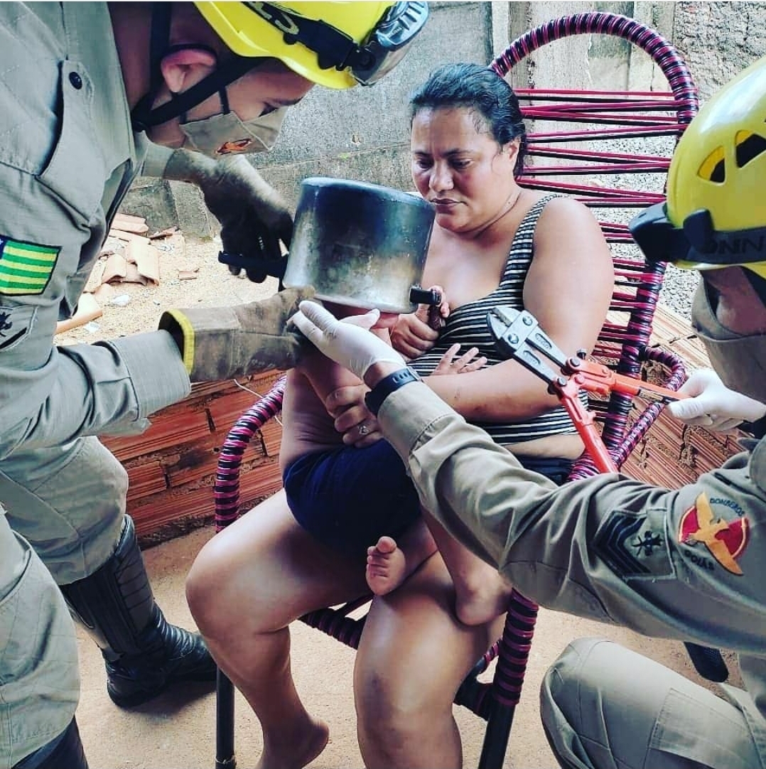 Bombeiros resgatam menino que ficou com a cabeça presa em panela