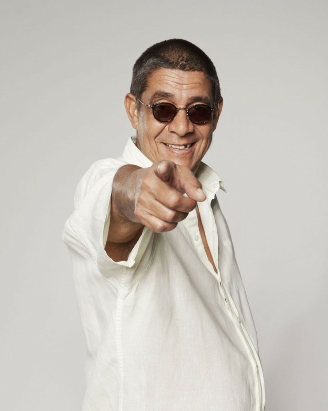 Zeca Pagodinho canta para profissionais durante internação