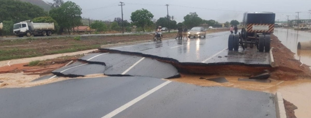 BR desmorona após chuva forte em Goiás