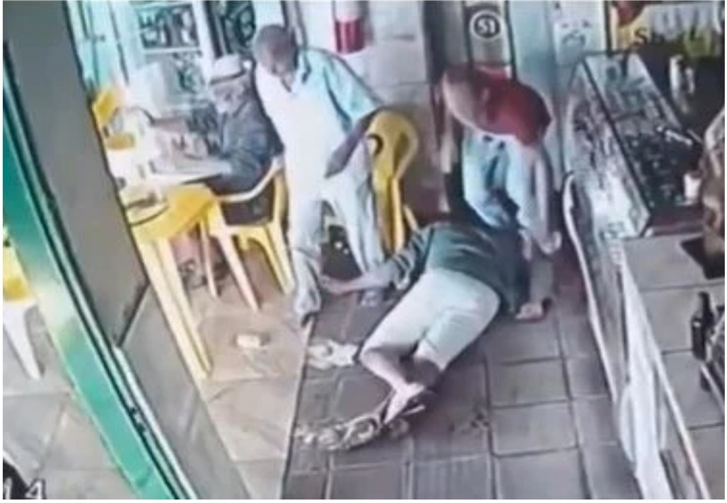 Homem é morto com golpes de facão em bar