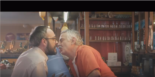 Propaganda da Sefaz com beijo entre dois homens repercute na Internet. Veja o vídeo