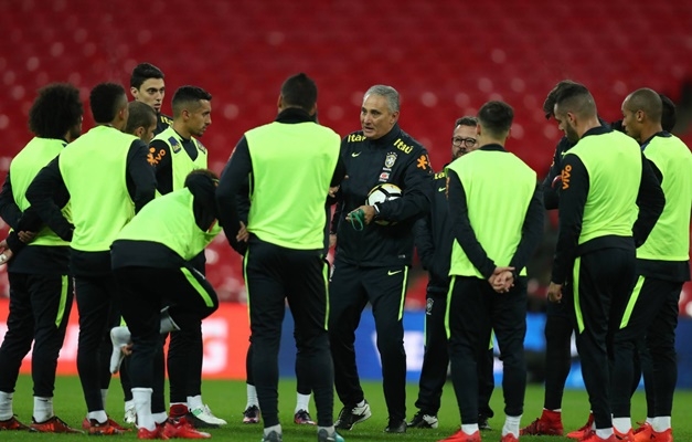 Seleção brasileira enfrenta Inglaterra no último amistoso do ano