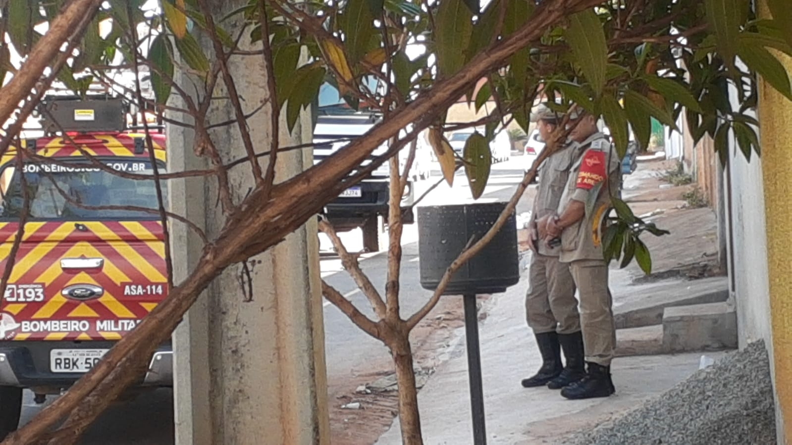 Fio de energia cai em rua, pega fogo e assusta moradores