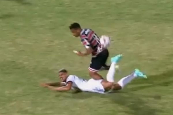 Jogador do Volta Redonda tem lesão nos testículos em jogo contra Santa Cruz; assista