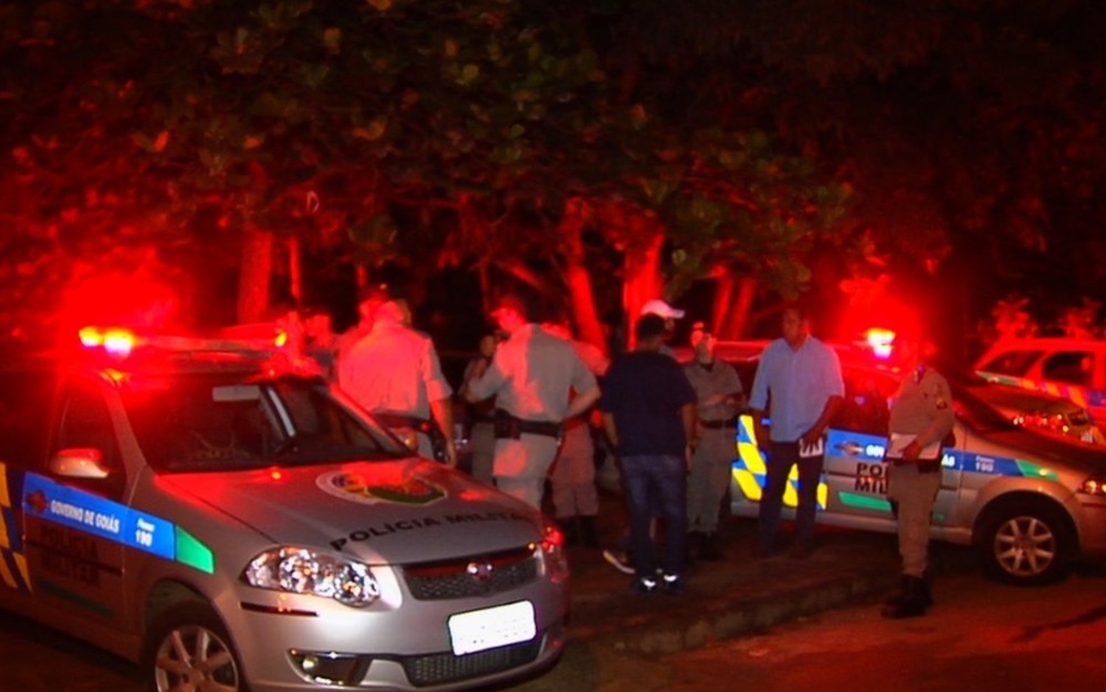 Três homens são assassinados a tiros e um casal fica ferido no Morro da Serrinha, em Goiânia