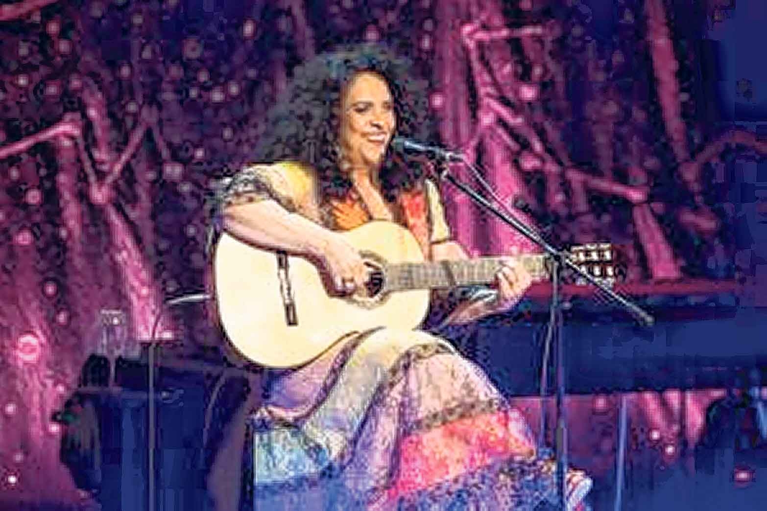 Gal Costa agita público em  gravação de DVD em São Paulo