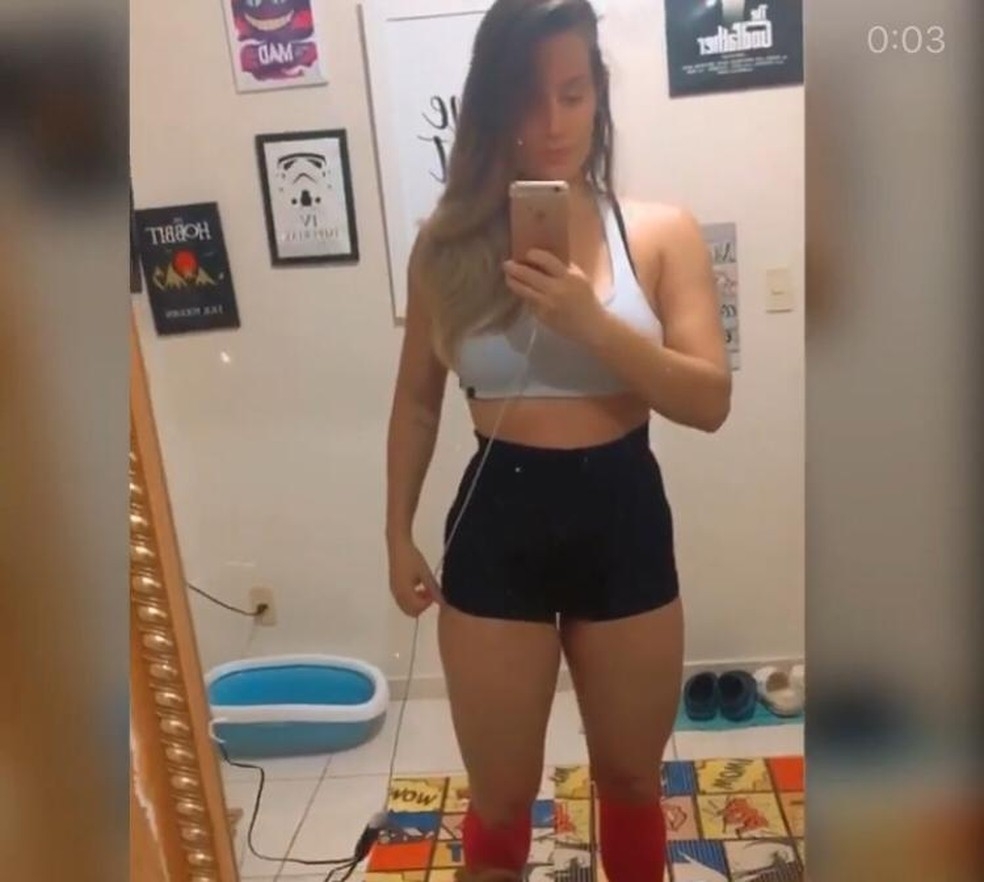 Moradora recebe notificação de vizinhas que reclamam dela usar “shortinhos”