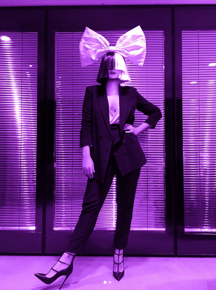 Sia divulga sua foto pelada para que paparazzis não lucrem acima da foto