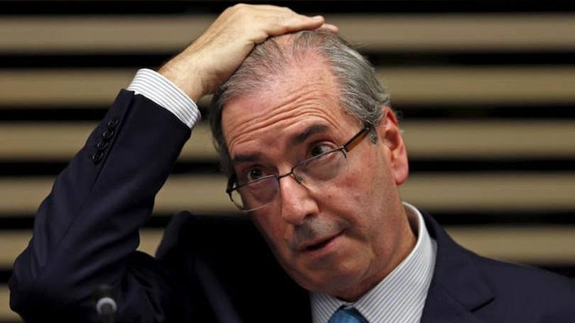 Eduardo Cunha renuncia à Presidência da Câmara com choro