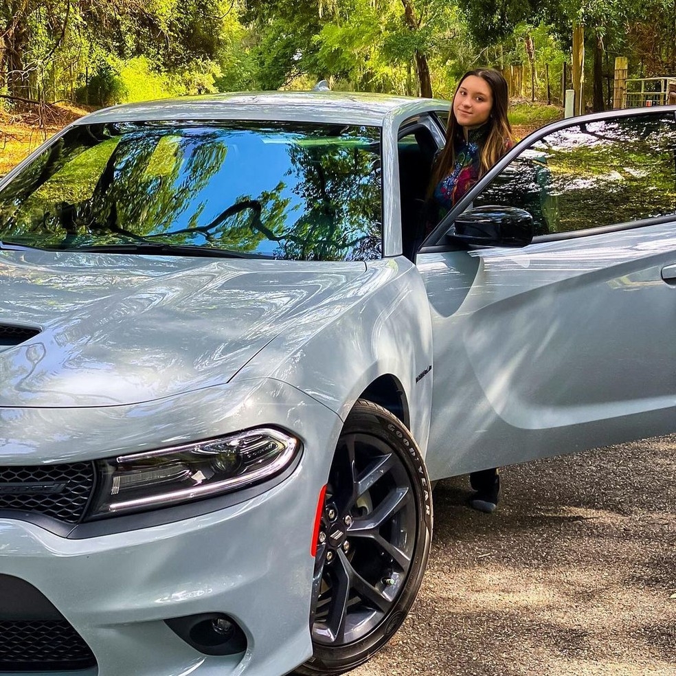 Filha de Gugu detona carro novo e diz que sonha com Porsche