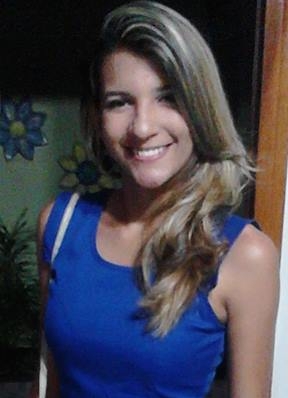 Mulher carregada morta em moto é identificada