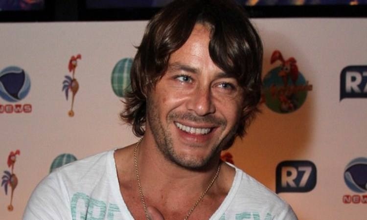 Theo Becker emagrece para interpretar Jesus sem saber se vai conseguir o papel