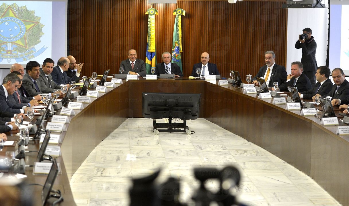 Governo interino quer cortar 4 mil cargos comissionados, diz Jucá