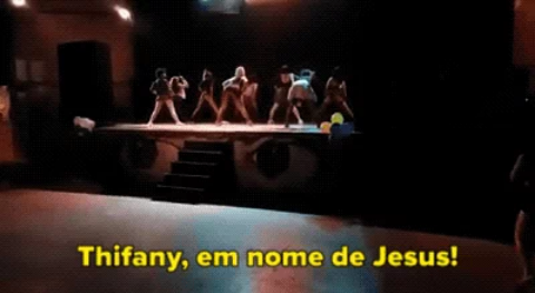 Mãe surta ao ver filha dançando funk em apresentação e bomba na Internet