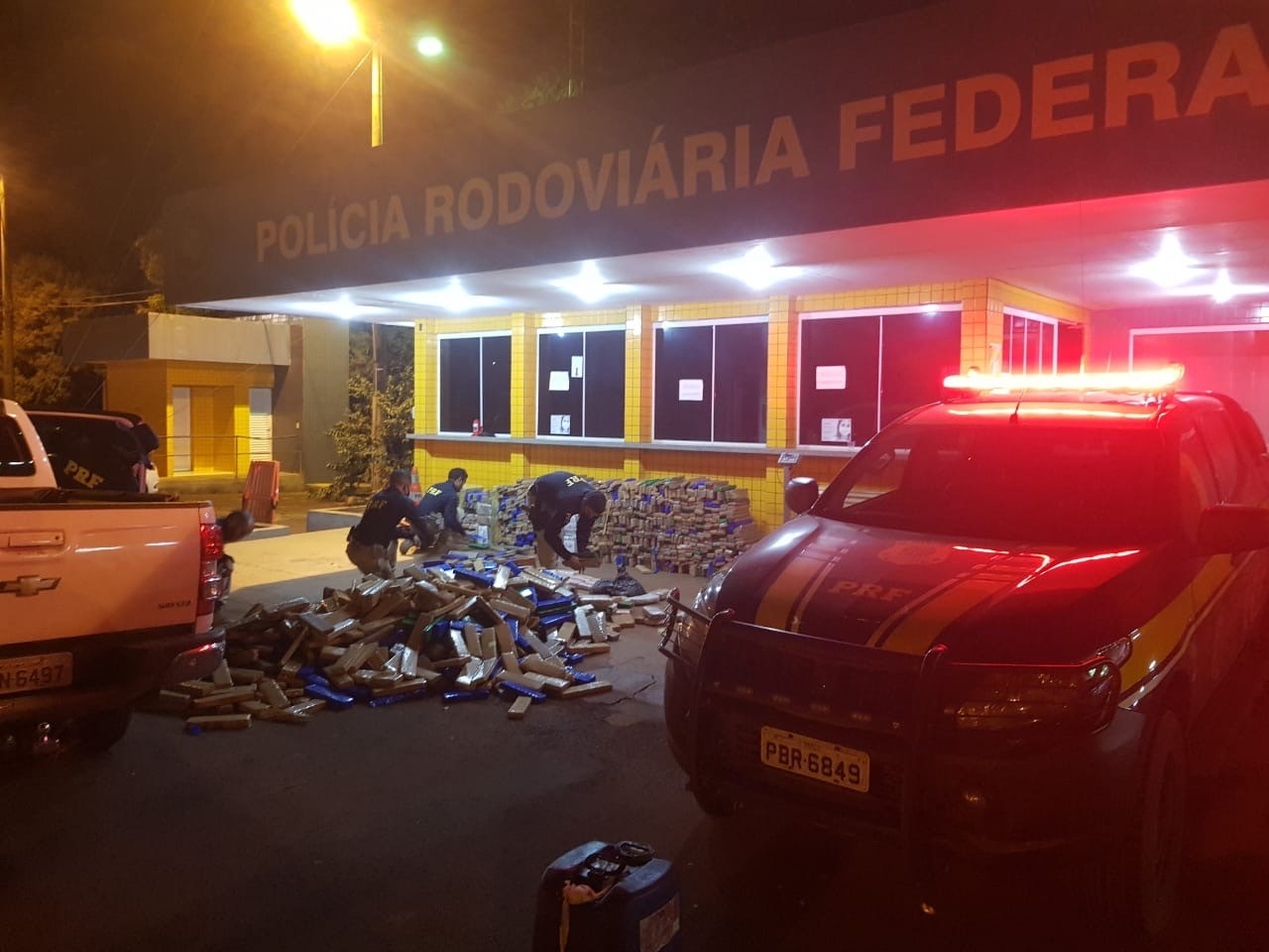 Carro com mais de 1,5 tonelada de drogas é apreendido dentro de milharal em Jataí