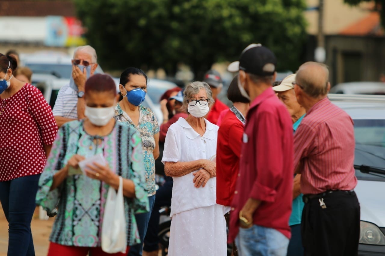 Vacinação contra gripe gera filas em postos de Goiânia