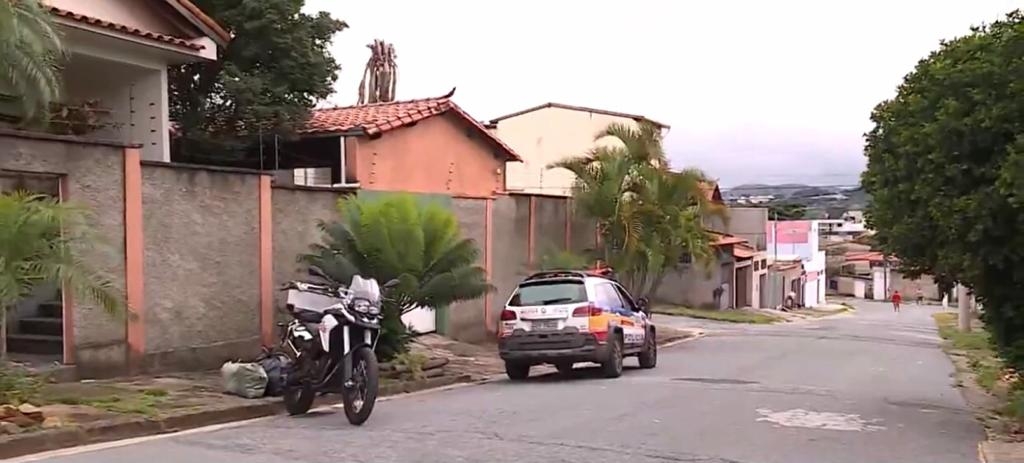 Casal é preso suspeito de abandonar feto na porta de casa em BH