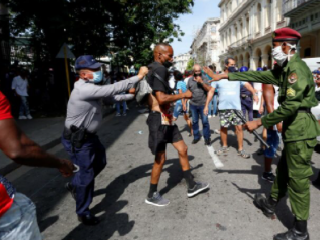 Depois de protestos em Cuba, governo reforça patrulhas policiais