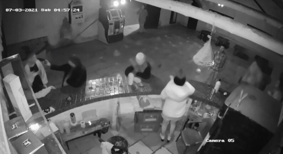 Adolescente morre e homem fica ferido após tiros dentro de bar em SC