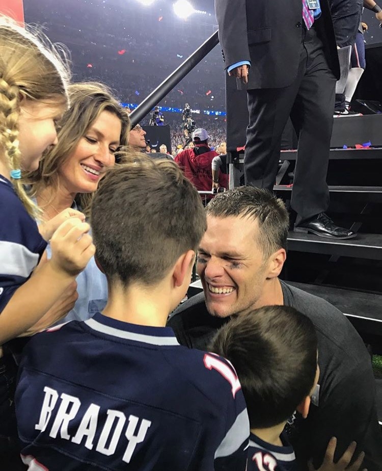 Tom Brady abandona entrevista ao vivo após locutor ofender seus filhos