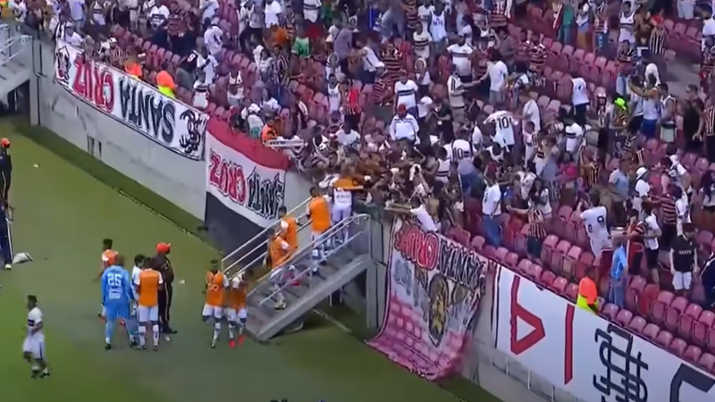 Torcida do Santa Cruz protesta após eliminação e parte para cima de jogadores
