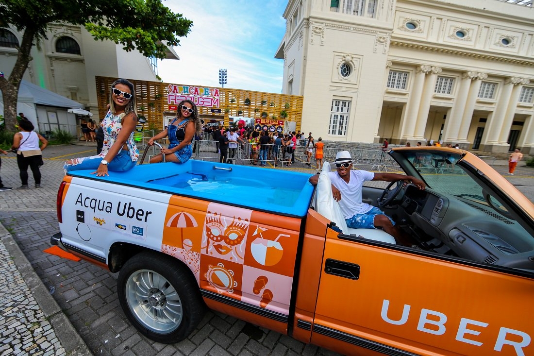 Uber com piscina circula pelo litoral do país