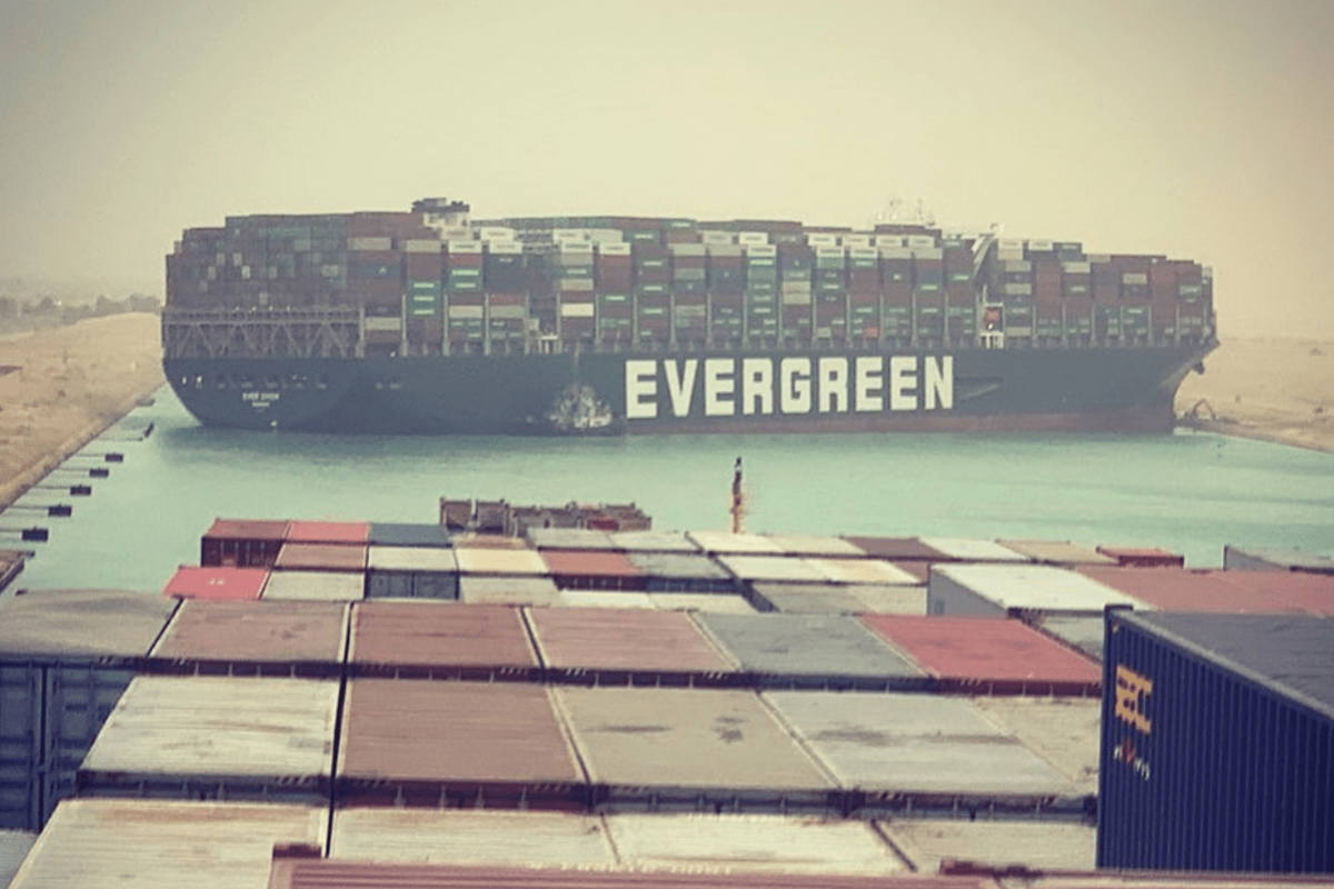 Autoridades egípcias chegam a acordo para liberar navio que encalhou em Suez