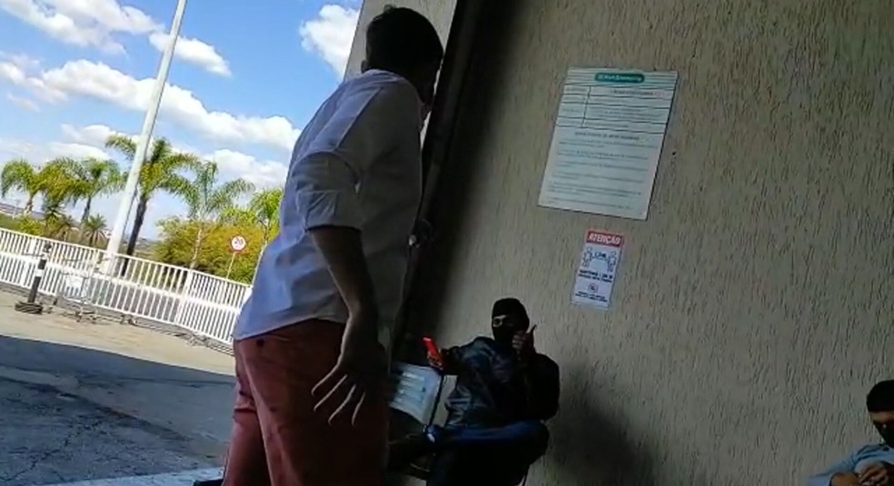 Entregador de aplicativo é humilhado por sócio de restaurante