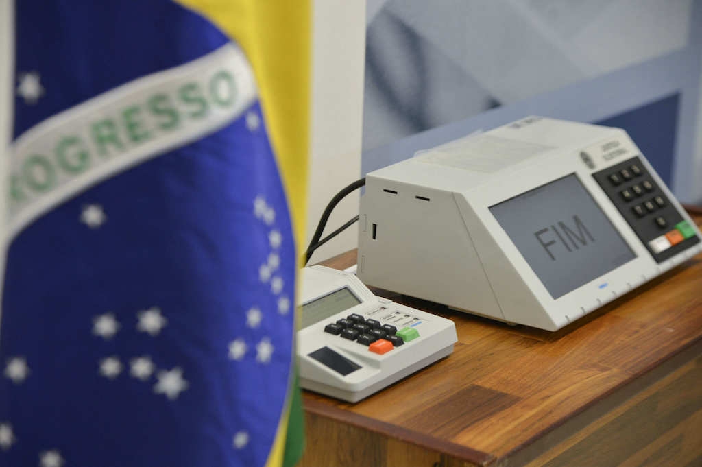 Redes sociais adotam medidas para combater fake news nas eleições