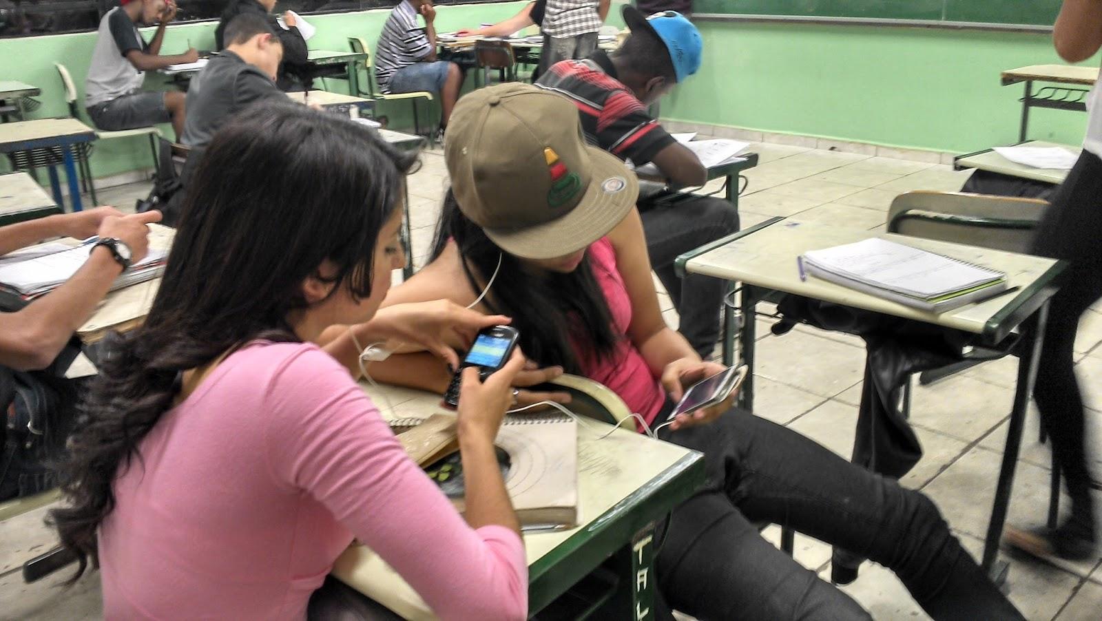 Projeto de lei quer liberar uso de celular em salas de aula, em Goiás