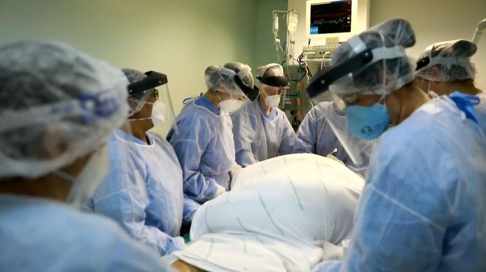 Justiça determina em SP transferência de 33 pacientes com covid em fila por UTI