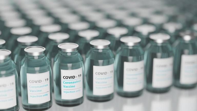 Viana, no ES, começa  a vacinar população  com meia dose da  AstraZeneca