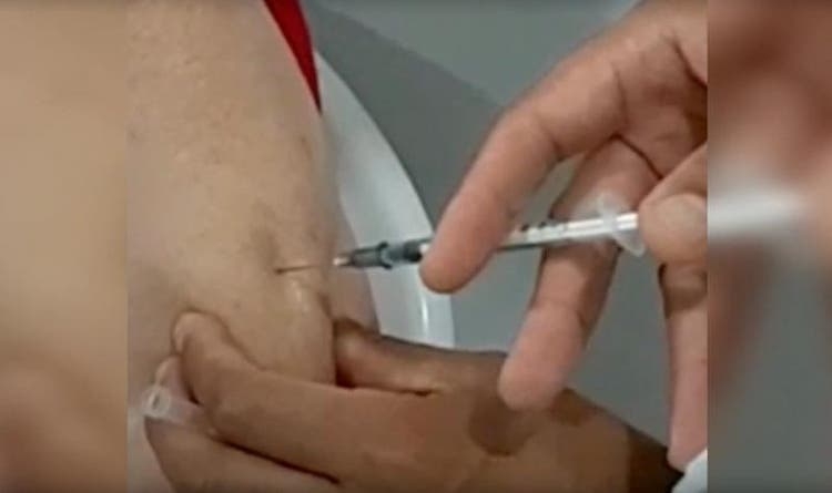 Servidor erra ao aplicar vacina da Covid e dose escorre pelo braço da paciente
